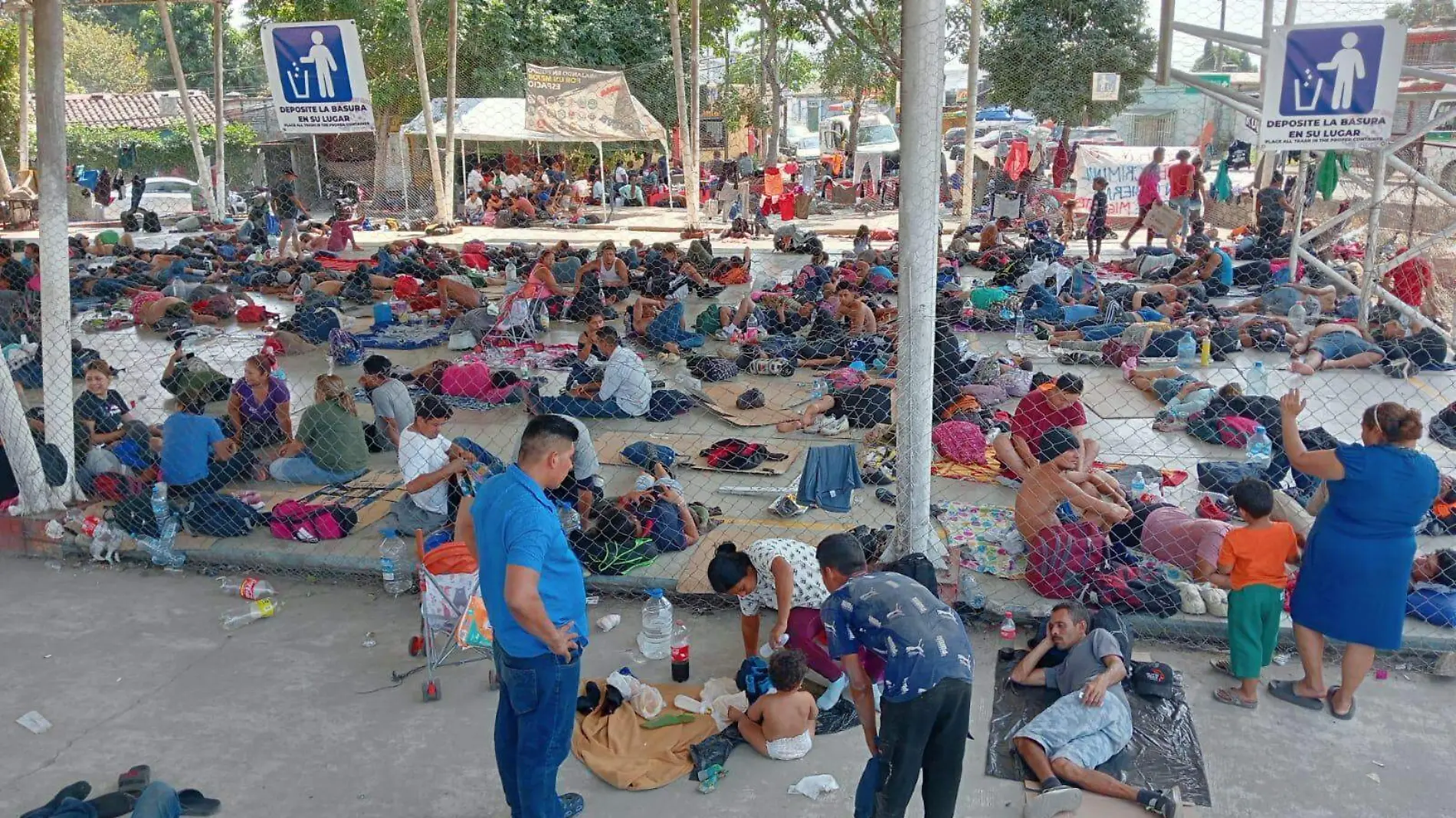 migrantes descansando en el domo